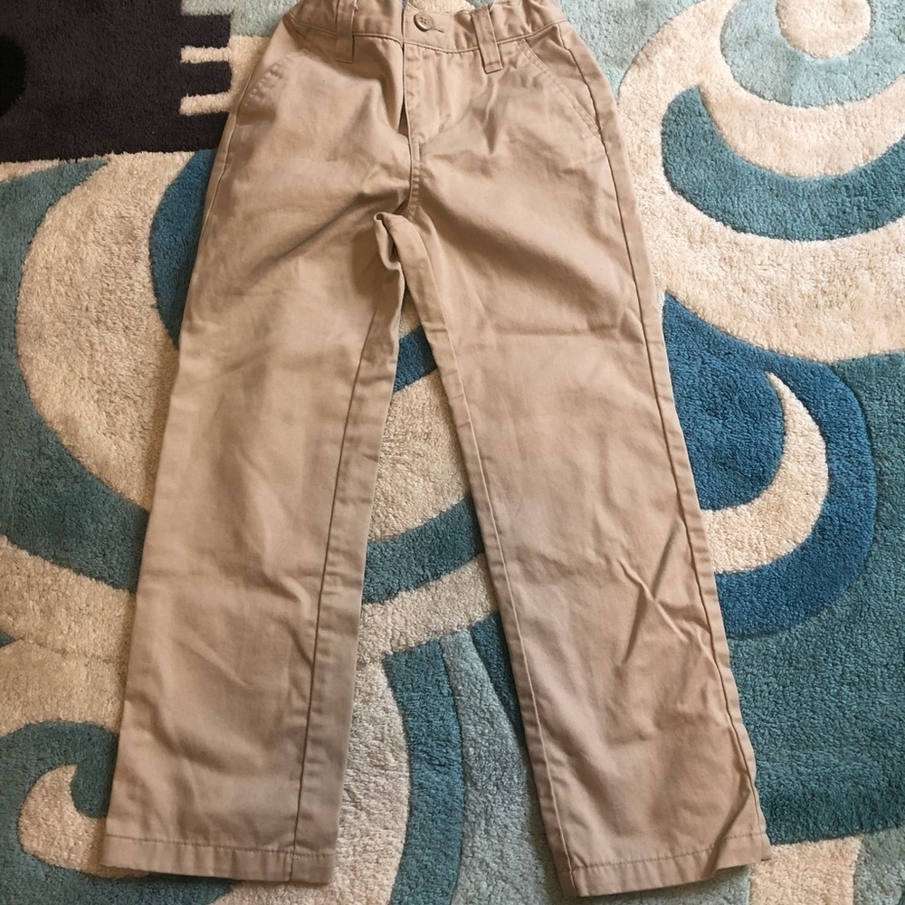 Old Navy Straight Khakis size 7 regular. 100% cotton.